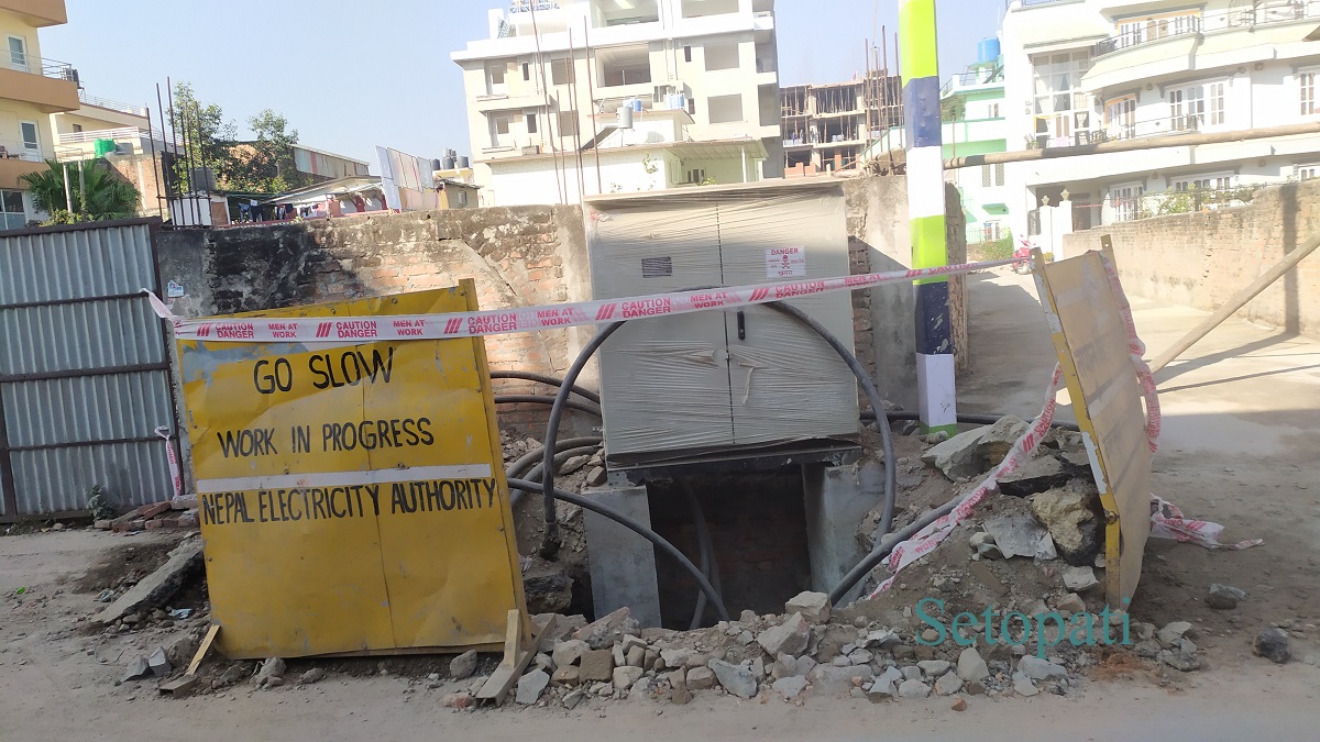 विद्युत प्राधिकरणले तार भूमिगत बनाउने क्रममा सडकमा राखेको प्यानल बक्स र अन्य सामानहरू। तस्बिरः सविना कार्की/सेतोपाटी